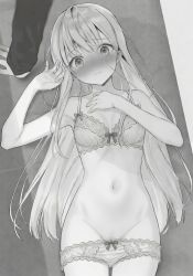 304657
